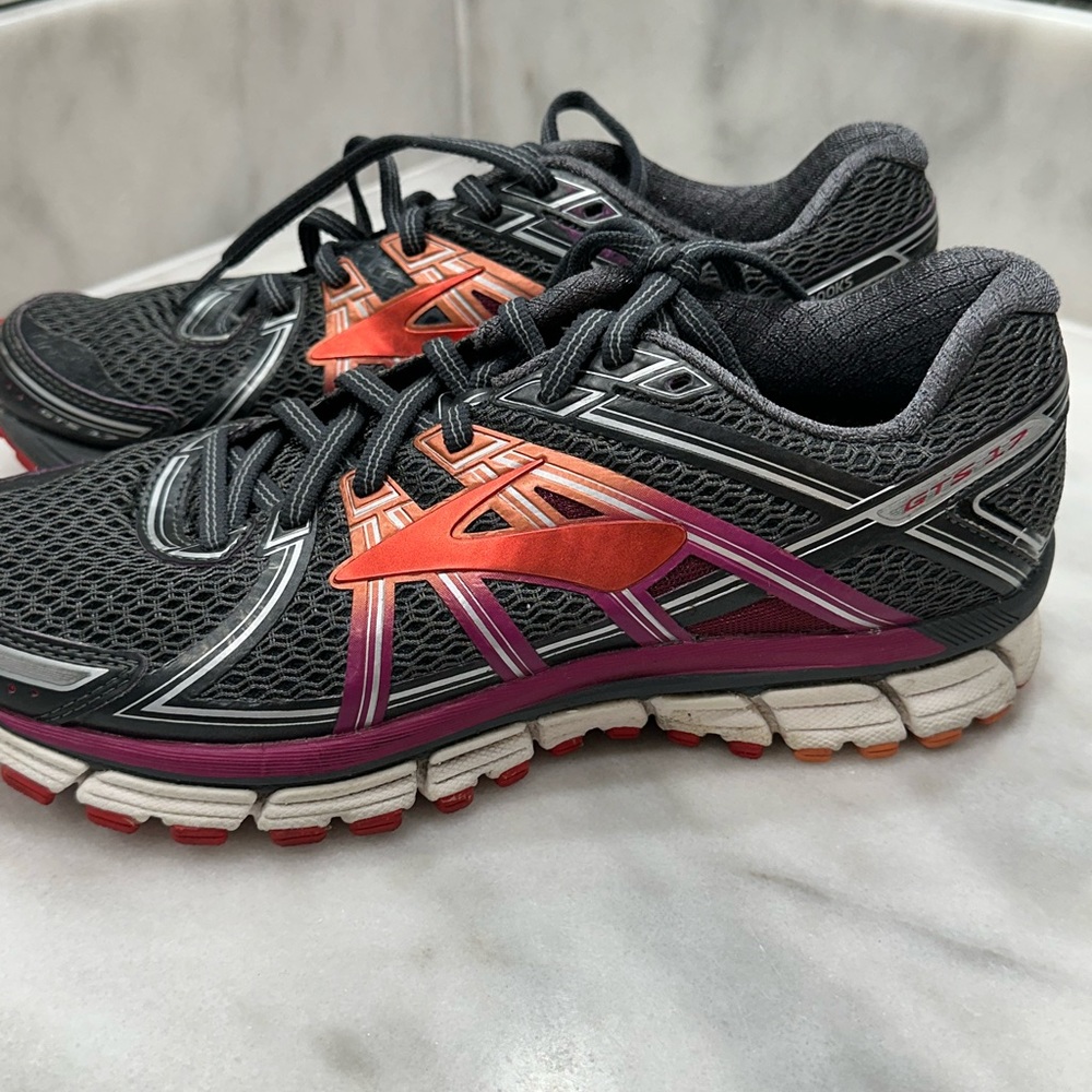 Women’s brooks sneakers